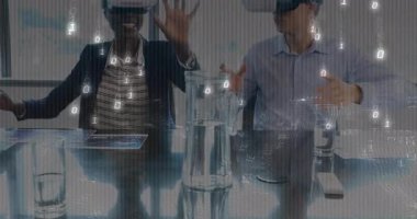 VR kulaklık takan bir kadın, masada el kol hareketi yapıyor, holografik ikili kodlu ve küresel teknolojiyi sergiliyor. Teknoloji, yenilik, işbirliği, fütüristik, dijital, profesyonel, sanal