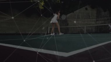 İki tenis rakibi açık sahada gösteri yapıyor, teknoloji ağı hatları ve parlayan düğümler var. Spor, rekabet, modern, dinamik, enerjik, teknoloji, açık hava