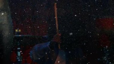 Erkek davulcu müzik sahnesinde canlı konfeti parçacıkları ve renkli ışıklar gösteriyor. Performans, eğlence, sahne, müzisyenlik, kutlama, ses, ritim