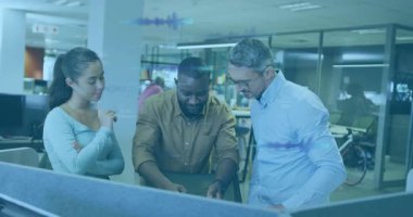 İş ofisinde tableti inceleyen ve yüzen veri tabloları gösteren üç ofis çalışanı. İşbirliği, takım çalışması, modern, dinamik, kurumsal, yenilik, üretkenlik