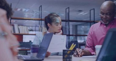 İş görüşmelerinde raporları tartışan iş arkadaşları, dizüstü bilgisayarların üzerinde animasyonlu bilgi grafikleri görülüyordu. İşbirliği, takım çalışması, profesyonel, modern, beyin fırtınası, strateji, iletişim