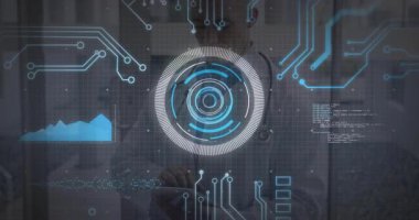 Erkek doktor, tıbbi teknoloji laboratuvarında tabletle etkileşimde, holografik çizelgeler ve devreler sergiliyor. Tıbbi, teknoloji, yenilik, fütürizm, veri, dijital, profesyonel