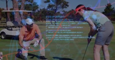 Olgun erkek diz çöküyor ve kadın golf yeşili giyiyor, yüzen DNA sarmal teknolojisi grafikleri gösteriyor. Atletik, eğlenceli, fütüristik, dingin, işbirliği, açık hava, hassasiyet