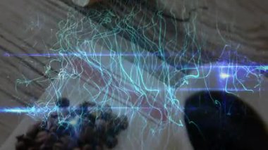 Beyaz seramik kahve fincanı, parlayan neon izleri örerken dağınık kahve çekirdekleri üzerinde oturuyor. Esnaf, klasik, minimalist, içecek, konforlu, ileri teknoloji, sıcak