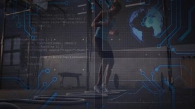 Spor salonunda ring çalışması yapan bayan sporcu fitness teknolojisini, devre çizgilerini ve küreyi gösteriyor. Atletik, teknoloji, modern, güç, eğitim, yenilik, performans