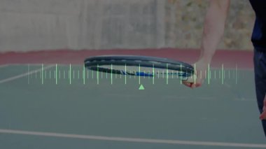 Tenis raketini saha kenarına çeken adam, teknolojik ölçüm grafiğini gösteriyor. Spor, atletik, yarışma, açık hava, aktif, fitness, modern