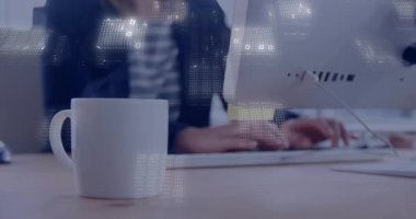 Kahve fincanının yanında klavyede yazan kadın ofis çalışanı, teknoloji ikili kodlarını gösteriyor. Minimalist, üretkenlik, dijital, profesyonel, çağdaş, çalışma alanı, yenilik