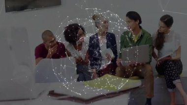 Teknoloji ekibi modern ofisteki cihazlar üzerinde işbirliği yaparak ekranların üzerinde geziniyor. Takım, yenilik, teknoloji, bağlantı, çalışma alanı, dijital, beyin fırtınası