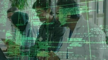 Modern ofiste dizüstü bilgisayarı ve tableti inceleyen tıbbi ekip holografik yeşil kod şebekesini örtüyor. Sağlık, teletıp, işbirliği, teknoloji, yenilik, fütüristik, profesyonel