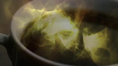 Koyu kahve, yeşil enerji desenleriyle dönen seramik kupanın içinde üç boyutlu olarak canlandırılıyor. Gerçeküstü, soyut, aydınlık, enerjik, enerjik, sinematik, makro