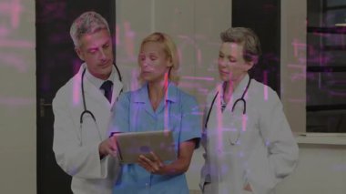 Tıbbi ekip klinik koridorunda tablet üzerinde çalışıyor. Animasyon kalp ikonu ve veri grafiği gösteriyor. Sağlık, işbirliği, profesyonellik, teknoloji, tanı, hastane, takım çalışması