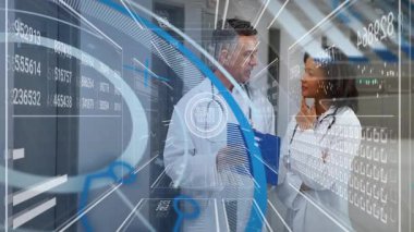 Hastane koridorundaki tıbbi verileri inceleyen iki doktor yüzen dijital HUD grafikleri gösteriyor. Sağlık, yenilik, teknoloji, profesyonellik, teşhis, işbirliği, fütüristik