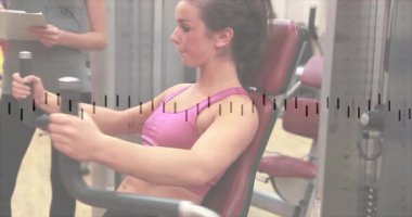 Spor salonunda göğüs göğsünde uçan stajyer kadın, süzülen pano grafiklerini gösteriyor. Güç, egzersiz, fitness, sağlık, motivasyon, eğitim, dayanıklılık