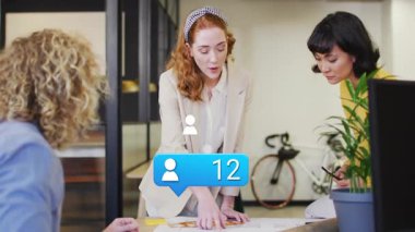 Ofisteki mimari planlarını inceleyen üç meslektaş animasyon kalem izleri ve yapışkan notlar gösteriyor. İşbirliği, takım çalışması, modernleşme alanı, kentsel, beyin fırtınası, yenilik, tasarım