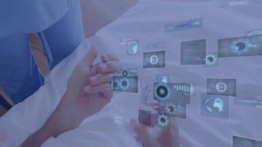 Teknoloji laboratuvarında yüzen yapay zeka panellerini manipüle eden kıdemli mühendis. Kod parçacıkları ve küre haritaları gösteriyor. Teknoloji, yenilik, veri, dijital, geleceksel, profesyonel, analiz