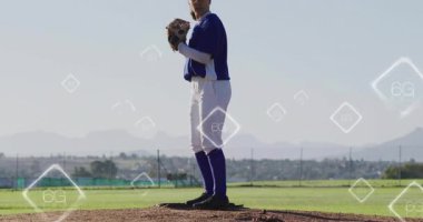 Çimen beyzbol sahasında atış yapan kadın sporcu, teknoloji ürünü yarı saydam 6G grafikleri gösteriyor. Sporcu, spor, açık hava, atletizm, rekabet, yenilik, hareket