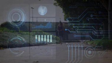 Kadın koşucu kontrol cihazı park yolunda, uygunluk verileri yüksek çözünürlük grafikleri ve bar çizelgeleri olarak gösteriliyor. Atletik, spor, açık hava, yenilik, teknoloji, hareket, sağlık