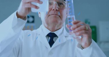 Kıdemli bilim adamı şişe ve silindiri inceliyor, geometrik laboratuar bilim grafiklerini gösteriyor. Araştırma, deney, kesinlik, yenilik, analiz, kimya, teknoloji