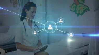 Hastane yatağında steteskoplu tablet kullanan hemşire teletıp ağ ikonları sergiliyor. Tıbbi, teletıp, dijital sağlık, sağlık, bağlantı, yenilik, teknoloji