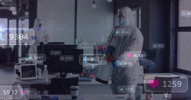 Koruyucu takım elbiseli meslektaşlar sosyal medya simgeleriyle iş yerlerini dezenfekte ediyorlar. Temizlik odası, hijyen, güvenlik, yenilik, teknoloji, çalışma alanı, işbirliği