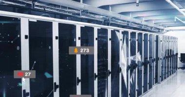 Veri merkezi sunucularının canlandırılması, kablo tepsilerle yüzen sosyal medya bildirimlerini gösterir. Teknoloji, ağ oluşturma, neon, fütüristik, dijital, bağlantı, sanayi