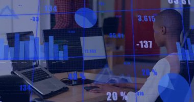 Yazılım geliştiricisi kod ekranlarını kaplayan yüzen veri grafikleriyle birlikte masadaki klavyeye yazı yazıyor. Teknoloji, yenilik, üretkenlik, dijital, çalışma alanı, çağdaş, analitik