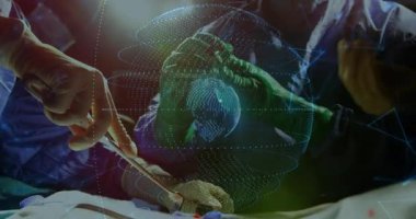 Cerrah meslektaşları ameliyathanede neşterle ameliyat ediyor. Holografik dünya ağı çizgileri gösteriyor. Tıbbi, sağlık, yenilik, teknoloji, kesinlik, takım çalışması, klinik