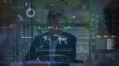 Kadın bilgisayarda holografik iş çizelgelerini sunarken, erkek de yüzen veri şebekelerini dinliyor. Teknoloji, yenilik, işbirliği, analitik, fütürizm, kurumsal, profesyonel