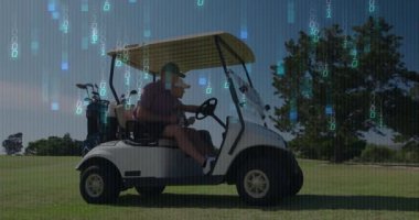 Baba ve oğul golf arabasıyla çayırda geziyorlar. Teknoloji için çift haneli rakamlar gösteriyorlar. Açık hava, eğlence, eğlence, teknoloji, modern bağ, arkadaşlık.