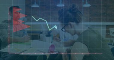 Ofiste notlar alan ve finansal verileri analiz eden üç iş arkadaşı, şebekeyi çizgi grafikleriyle gösteriyor. İşbirliği, yenilik, profesyonellik, analitik, çalışma alanı, üretkenlik, takım çalışması