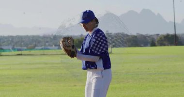 Beyzbolcu sahada atış yapıyor, animasyon spor analitiği çizelgesini hız ölçüsüyle örtüyor. Atletik, rekabetçi, hareketli, açık hava, enerjik, dinamik, spor