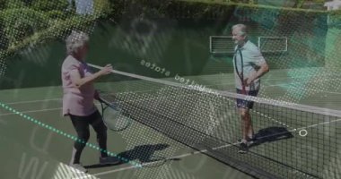 Üst düzey çift tenis kortunda beşlik çakıyor. Dijital sağlık analizleri üst üste biniyor. Aktif, açık hava, rahatlık, sağlık, canlılık, arkadaşlık, spor