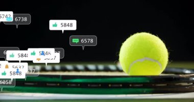 Raket tellerinde parlayan tenis topu, sosyal medya simgelerini gösteren yüzen bildirim balonları. Spor ekipmanları, dijital bağlılık, modern tasarım, teknoloji, reklamcılık, canlı, etkileşimli
