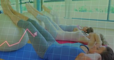 Grup kadınları vücut geliştirme stüdyosunda kas mekiği çekiyorlar, animasyon şebekesi ve kalp atış hızı grafiği ile. Sağlık, fitness, egzersiz, grup çalışması, dijital teknoloji, sağlık izleme, güç