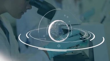 Bilim laboratuarındaki mikroskop göz merceğini, dünya yüzeyini ve ağ simgelerini kullanarak ayarlayan kadın bilim adamı. Araştırma, yenilik, teknoloji, kesinlik, dijital, fütüristik, biyotıp