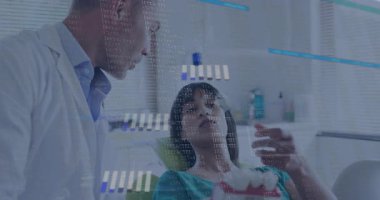 Doktor, tıbbi klinikteki hastanın üzerine dijital holografik çizelgelerle eğiliyor. Sağlık, yenilik, teknoloji, profesyonel, klinik, danışma, modern