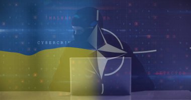 NATO ve Ukrayna bayrağı üzerinde beyaz erkek hacker resmi. Ukrayna krizi, siber savaş ve dijital olarak üretilen uluslararası politika kavramı.