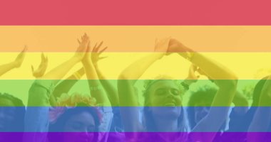 Mutlu insanlardan oluşan bir grubun üzerindeki gökkuşağı görüntüsü. lgbtq gurur ve eşitlik kutlaması konsepti dijital olarak oluşturulmuş görüntü.