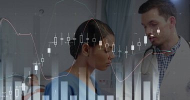 Çeşitli erkek doktor ve kadın hemşire konuşmalarında veri işleme görüntüsü. küresel tıp ve dijital arayüz kavramı dijital olarak oluşturulmuş görüntü.