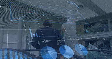 Yürüyen merdivende konuşan çeşitli iş adamlarının mali verilerinin ve grafiklerinin görüntüsü. ticari, finans, ekonomi ve teknoloji konsepti dijital olarak oluşturulmuş imaj.