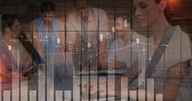 Çeşitli insan gruplarının veri işleme görüntüsü. küresel bilim, bağlantılar, veri işleme ve dijital arayüz kavramı dijital olarak oluşturuldu.