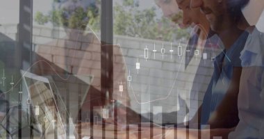 Çeşitli iş adamları üzerinde finansal veri işleme görüntüsü. küresel finansman, bilgisayar ve dijital arayüz kavramı dijital olarak oluşturulmuş görüntü.