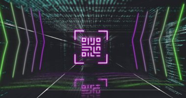 Siyah arkaplanda neon şekiller ve veri işleme üzerine qr kodunun resmi. veri işleme, hesaplama ve dijital arayüz konsepti dijital olarak oluşturulmuş resim.