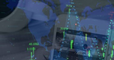 Akıllı telefon üzerinden finansal veri işleme görüntüsü. küresel iş, finans ve dijital arayüz kavramı dijital olarak oluşturulmuş görüntü.