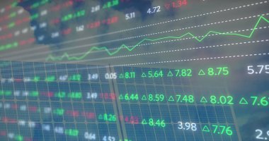 Güneş paneli üzerinden finansal veri işleme görüntüsü. küresel iş, finans ve dijital arayüz kavramı dijital olarak oluşturulmuş görüntü.