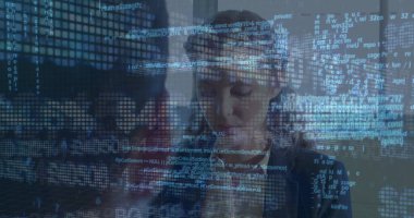 Ofiste çalışan Kafkasyalı iş kadınına karşı borsa veri işleme. iş verileri ve analitik teknoloji kavramı