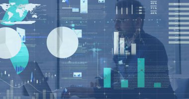 Kafkasyalı iş adamının dizüstü bilgisayarla veri işleme görüntüsü. küresel iş, finans, bağlantılar ve dijital arayüz konsepti dijital olarak oluşturulmuş görüntü.