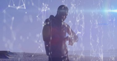 Afrika kökenli Amerikalı bir adamın iletişim ağı görüntüsü var. Küresel bağlantılar, refah, zindelik ve sağlıklı yaşam tarzı konsepti dijital olarak oluşturuldu.