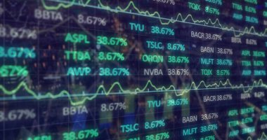 Şehir manzarası üzerinde veri işleme resmi. küresel iş, finans, bağlantılar ve dijital arayüz konsepti dijital olarak oluşturulmuş görüntü.