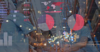 Depodaki çeşitli mutlu çalışanların veri işleme görüntüsü. küresel iş, finans, bağlantılar ve dijital arayüz konsepti dijital olarak oluşturulmuş görüntü.